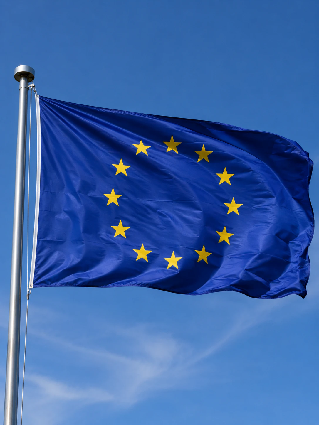 Die Flagge der Europäischen Union vor blauem Himmel